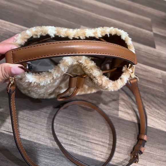 Michael Kors Suri Small Faux Fur Sherpa Tan Shearling Bucket Crossbody Bag - Picture 6 of 13